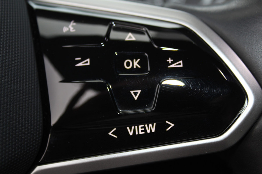 Volkswagen ID.4 Pure 52kWh ELEKTRISCH. Serieus nette en mooie VW ID.4 ! Autm. airco dual, stoelverwarming, LM wielen met AllSeason banden, metallic lak Two tone, trekhaak, LED verlichting, parkeersensoren, navigatie, telefoonvoorb., leer/alcantara bekleding etc.