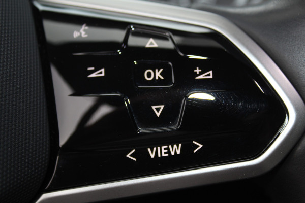 Volkswagen ID.4 Pure 52kWh ELEKTRISCH. Serieus nette en mooie VW ID.4 ! Autm. airco dual, stoelverwarming, LM wielen met AllSeason banden, metallic lak Two tone, trekhaak, LED verlichting, parkeersensoren, navigatie, telefoonvoorb., leer/alcantara bekleding etc.