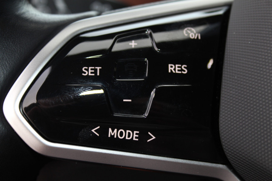 Volkswagen ID.4 Pure 52kWh ELEKTRISCH. Serieus nette en mooie VW ID.4 ! Autm. airco dual, stoelverwarming, LM wielen met AllSeason banden, metallic lak Two tone, trekhaak, LED verlichting, parkeersensoren, navigatie, telefoonvoorb., leer/alcantara bekleding etc.