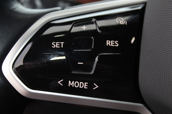 Volkswagen ID.4 Pure 52kWh ELEKTRISCH. Serieus nette en mooie VW ID.4 ! Autm. airco dual, stoelverwarming, LM wielen met AllSeason banden, metallic lak Two tone, trekhaak, LED verlichting, parkeersensoren, navigatie, telefoonvoorb., leer/alcantara bekleding etc.