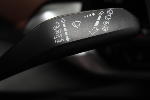 Volkswagen ID.4 Pure 52kWh ELEKTRISCH. Serieus nette en mooie VW ID.4 ! Autm. airco dual, stoelverwarming, LM wielen met AllSeason banden, metallic lak Two tone, trekhaak, LED verlichting, parkeersensoren, navigatie, telefoonvoorb., leer/alcantara bekleding etc.