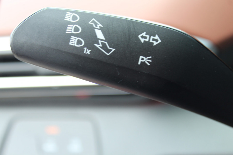 Volkswagen ID.4 Pure 52kWh ELEKTRISCH. Serieus nette en mooie VW ID.4 ! Autm. airco dual, stoelverwarming, LM wielen met AllSeason banden, metallic lak Two tone, trekhaak, LED verlichting, parkeersensoren, navigatie, telefoonvoorb., leer/alcantara bekleding etc.