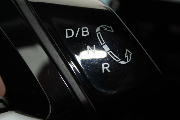 Volkswagen ID.4 Pure 52kWh ELEKTRISCH. Serieus nette en mooie VW ID.4 ! Autm. airco dual, stoelverwarming, LM wielen met AllSeason banden, metallic lak Two tone, trekhaak, LED verlichting, parkeersensoren, navigatie, telefoonvoorb., leer/alcantara bekleding etc.