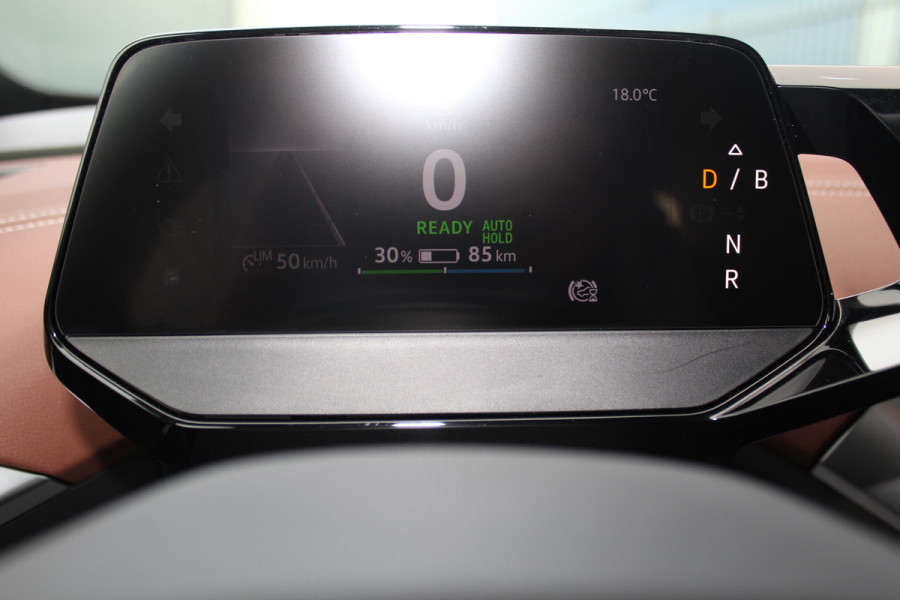 Volkswagen ID.4 Pure 52kWh ELEKTRISCH. Serieus nette en mooie VW ID.4 ! Autm. airco dual, stoelverwarming, LM wielen met AllSeason banden, metallic lak Two tone, trekhaak, LED verlichting, parkeersensoren, navigatie, telefoonvoorb., leer/alcantara bekleding etc.