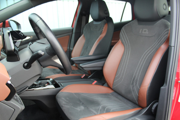 Volkswagen ID.4 Pure 52kWh ELEKTRISCH. Serieus nette en mooie VW ID.4 ! Autm. airco dual, stoelverwarming, LM wielen met AllSeason banden, metallic lak Two tone, trekhaak, LED verlichting, parkeersensoren, navigatie, telefoonvoorb., leer/alcantara bekleding etc.