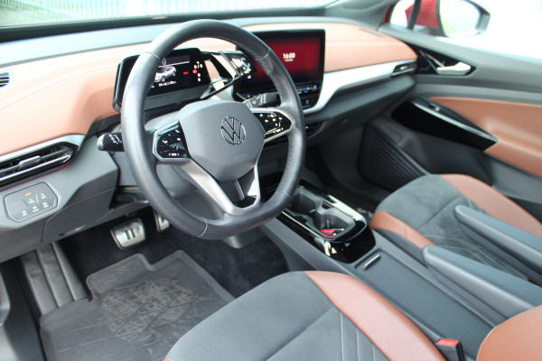 Volkswagen ID.4 Pure 52kWh ELEKTRISCH. Serieus nette en mooie VW ID.4 ! Autm. airco dual, stoelverwarming, LM wielen met AllSeason banden, metallic lak Two tone, trekhaak, LED verlichting, parkeersensoren, navigatie, telefoonvoorb., leer/alcantara bekleding etc.