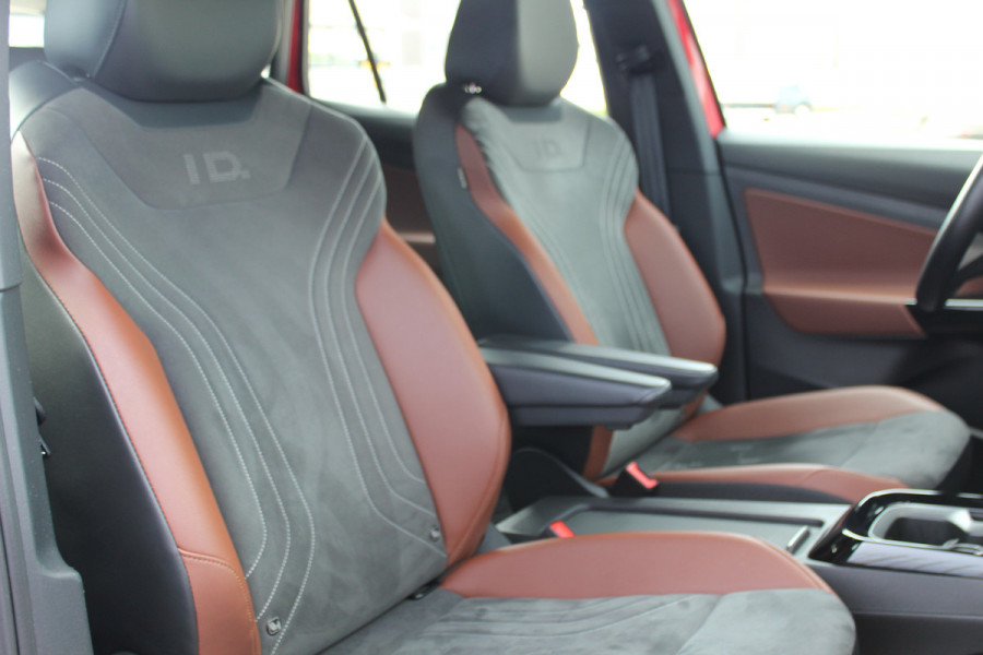 Volkswagen ID.4 Pure 52kWh ELEKTRISCH. Serieus nette en mooie VW ID.4 ! Autm. airco dual, stoelverwarming, LM wielen met AllSeason banden, metallic lak Two tone, trekhaak, LED verlichting, parkeersensoren, navigatie, telefoonvoorb., leer/alcantara bekleding etc.