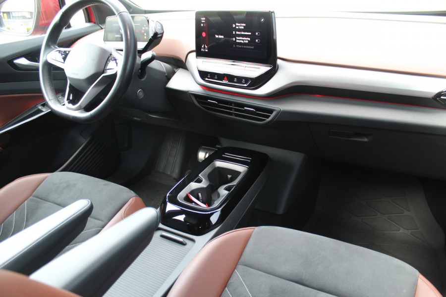 Volkswagen ID.4 Pure 52kWh ELEKTRISCH. Serieus nette en mooie VW ID.4 ! Autm. airco dual, stoelverwarming, LM wielen met AllSeason banden, metallic lak Two tone, trekhaak, LED verlichting, parkeersensoren, navigatie, telefoonvoorb., leer/alcantara bekleding etc.
