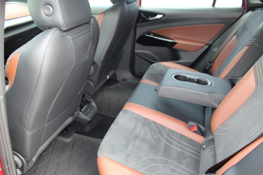 Volkswagen ID.4 Pure 52kWh ELEKTRISCH. Serieus nette en mooie VW ID.4 ! Autm. airco dual, stoelverwarming, LM wielen met AllSeason banden, metallic lak Two tone, trekhaak, LED verlichting, parkeersensoren, navigatie, telefoonvoorb., leer/alcantara bekleding etc.