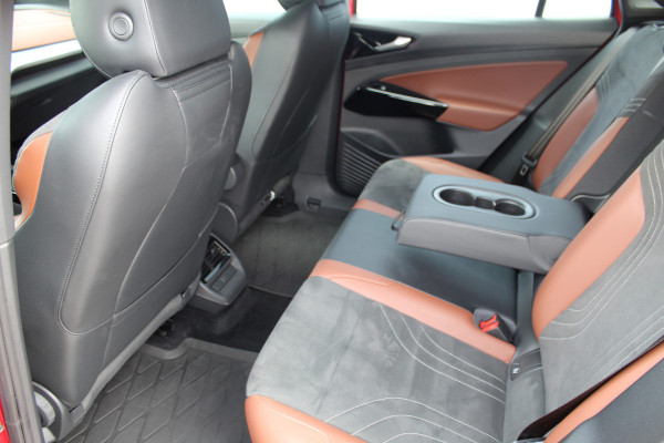 Volkswagen ID.4 Pure 52kWh ELEKTRISCH. Serieus nette en mooie VW ID.4 ! Autm. airco dual, stoelverwarming, LM wielen met AllSeason banden, metallic lak Two tone, trekhaak, LED verlichting, parkeersensoren, navigatie, telefoonvoorb., leer/alcantara bekleding etc.