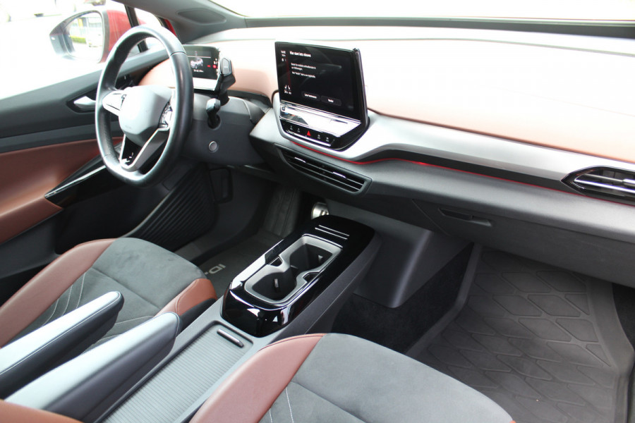 Volkswagen ID.4 Pure 52kWh ELEKTRISCH. Serieus nette en mooie VW ID.4 ! Autm. airco dual, stoelverwarming, LM wielen met AllSeason banden, metallic lak Two tone, trekhaak, LED verlichting, parkeersensoren, navigatie, telefoonvoorb., leer/alcantara bekleding etc.