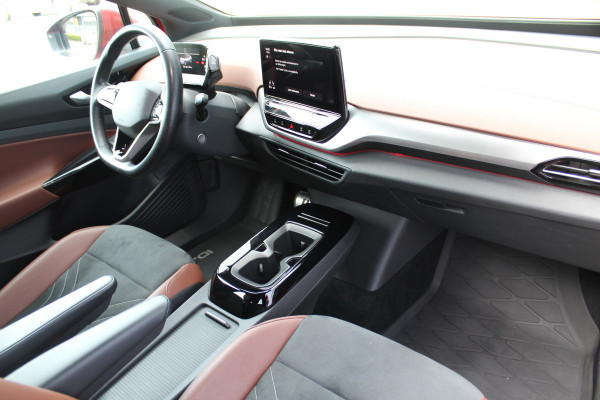Volkswagen ID.4 Pure 52kWh ELEKTRISCH. Serieus nette en mooie VW ID.4 ! Autm. airco dual, stoelverwarming, LM wielen met AllSeason banden, metallic lak Two tone, trekhaak, LED verlichting, parkeersensoren, navigatie, telefoonvoorb., leer/alcantara bekleding etc.