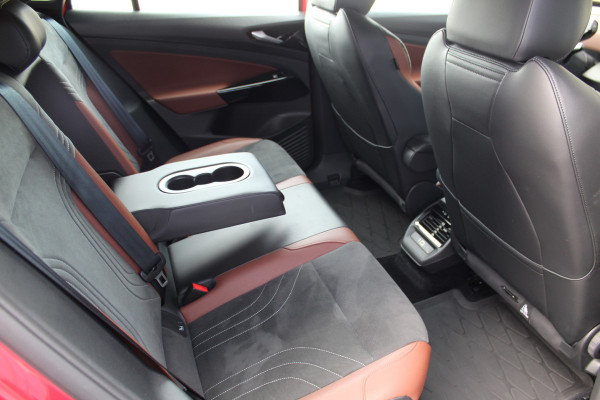 Volkswagen ID.4 Pure 52kWh ELEKTRISCH. Serieus nette en mooie VW ID.4 ! Autm. airco dual, stoelverwarming, LM wielen met AllSeason banden, metallic lak Two tone, trekhaak, LED verlichting, parkeersensoren, navigatie, telefoonvoorb., leer/alcantara bekleding etc.