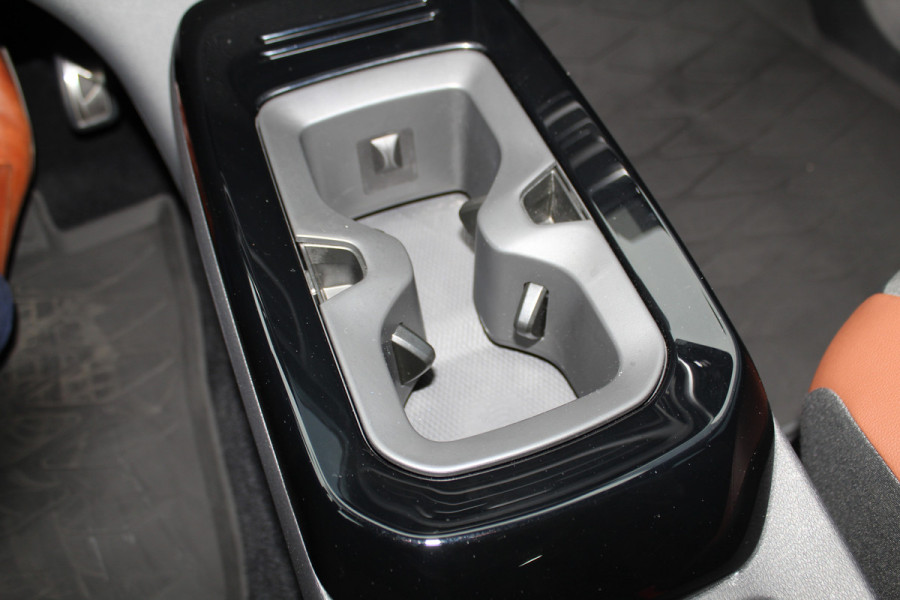 Volkswagen ID.4 Pure 52kWh ELEKTRISCH. Serieus nette en mooie VW ID.4 ! Autm. airco dual, stoelverwarming, LM wielen met AllSeason banden, metallic lak Two tone, trekhaak, LED verlichting, parkeersensoren, navigatie, telefoonvoorb., leer/alcantara bekleding etc.