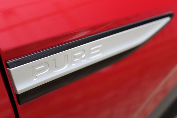 Volkswagen ID.4 Pure 52kWh ELEKTRISCH. Serieus nette en mooie VW ID.4 ! Autm. airco dual, stoelverwarming, LM wielen met AllSeason banden, metallic lak Two tone, trekhaak, LED verlichting, parkeersensoren, navigatie, telefoonvoorb., leer/alcantara bekleding etc.