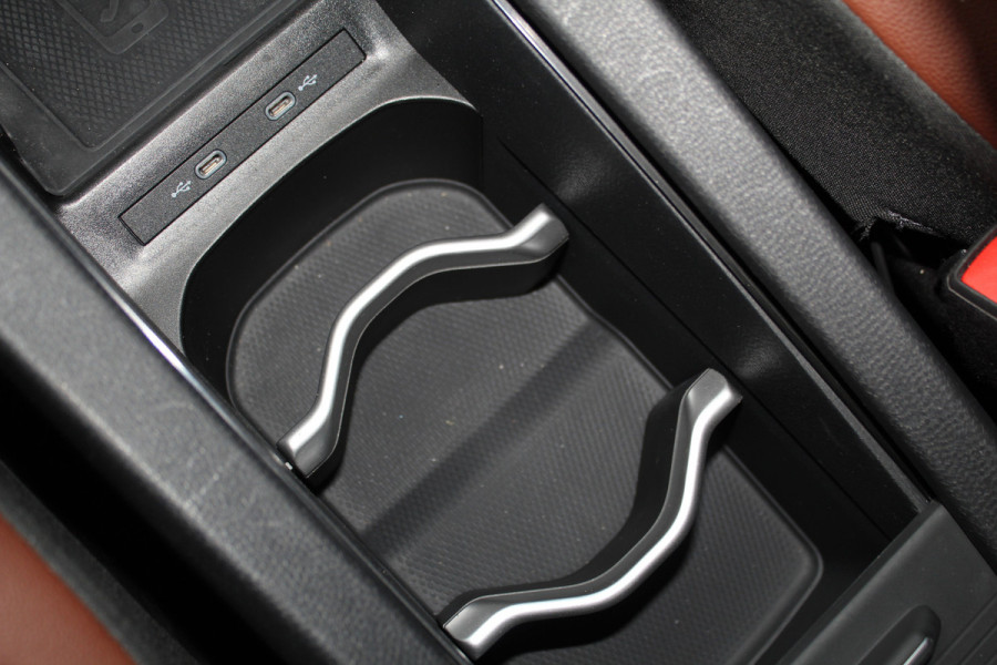 Volkswagen ID.4 Pure 52kWh ELEKTRISCH. Serieus nette en mooie VW ID.4 ! Autm. airco dual, stoelverwarming, LM wielen met AllSeason banden, metallic lak Two tone, trekhaak, LED verlichting, parkeersensoren, navigatie, telefoonvoorb., leer/alcantara bekleding etc.