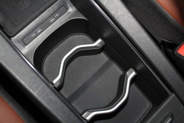 Volkswagen ID.4 Pure 52kWh ELEKTRISCH. Serieus nette en mooie VW ID.4 ! Autm. airco dual, stoelverwarming, LM wielen met AllSeason banden, metallic lak Two tone, trekhaak, LED verlichting, parkeersensoren, navigatie, telefoonvoorb., leer/alcantara bekleding etc.