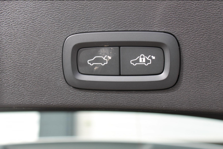 Volvo XC40 B3 177pk Automaat Plus Dark Google infotainment / Elektrisch verstelbare voorstoelen met geheugen voor de bestuurdersstoel / Stoel en stuurwielverwarming/ Harman Kardon Audio
