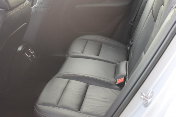 Volvo XC40 B3 177pk Automaat Plus Dark Google infotainment / Elektrisch verstelbare voorstoelen met geheugen voor de bestuurdersstoel / Stoel en stuurwielverwarming/ Harman Kardon Audio