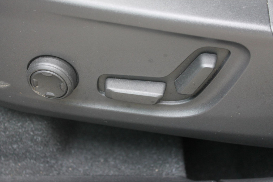 Volvo XC40 B3 177pk Automaat Plus Dark Google infotainment / Elektrisch verstelbare voorstoelen met geheugen voor de bestuurdersstoel / Stoel en stuurwielverwarming/ Harman Kardon Audio