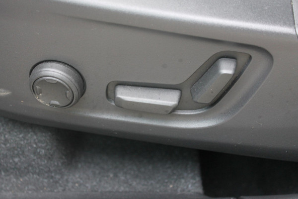 Volvo XC40 B3 177pk Automaat Plus Dark Google infotainment / Elektrisch verstelbare voorstoelen met geheugen voor de bestuurdersstoel / Stoel en stuurwielverwarming/ Harman Kardon Audio