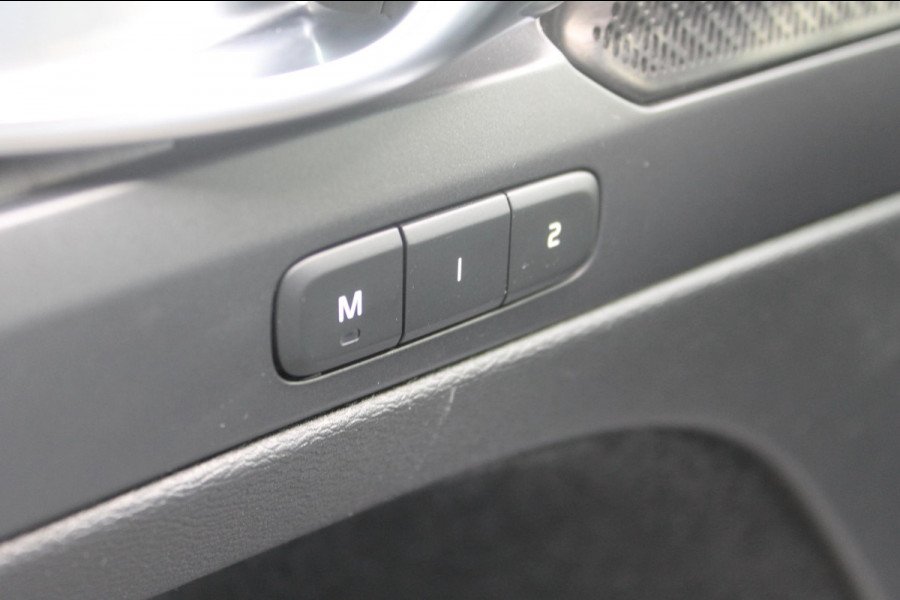 Volvo XC40 B3 177pk Automaat Plus Dark Google infotainment / Elektrisch verstelbare voorstoelen met geheugen voor de bestuurdersstoel / Stoel en stuurwielverwarming/ Harman Kardon Audio