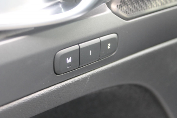 Volvo XC40 B3 177pk Automaat Plus Dark Google infotainment / Elektrisch verstelbare voorstoelen met geheugen voor de bestuurdersstoel / Stoel en stuurwielverwarming/ Harman Kardon Audio