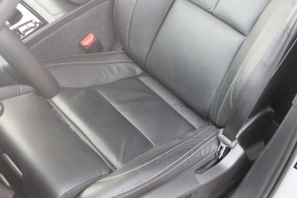 Volvo XC40 B3 177pk Automaat Plus Dark Google infotainment / Elektrisch verstelbare voorstoelen met geheugen voor de bestuurdersstoel / Stoel en stuurwielverwarming/ Harman Kardon Audio