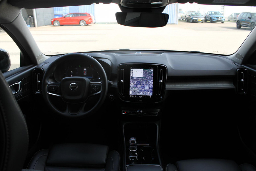 Volvo XC40 B3 177pk Automaat Plus Dark Google infotainment / Elektrisch verstelbare voorstoelen met geheugen voor de bestuurdersstoel / Stoel en stuurwielverwarming/ Harman Kardon Audio