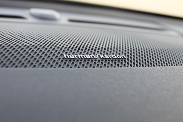 Volvo XC40 B3 177pk Automaat Plus Dark Google infotainment / Elektrisch verstelbare voorstoelen met geheugen voor de bestuurdersstoel / Stoel en stuurwielverwarming/ Harman Kardon Audio