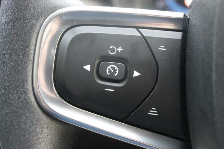 Volvo XC40 B3 177pk Automaat Plus Dark Google infotainment / Elektrisch verstelbare voorstoelen met geheugen voor de bestuurdersstoel / Stoel en stuurwielverwarming/ Harman Kardon Audio