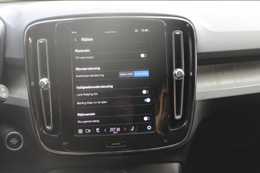 Volvo XC40 B3 177pk Automaat Plus Dark Google infotainment / Elektrisch verstelbare voorstoelen met geheugen voor de bestuurdersstoel / Stoel en stuurwielverwarming/ Harman Kardon Audio