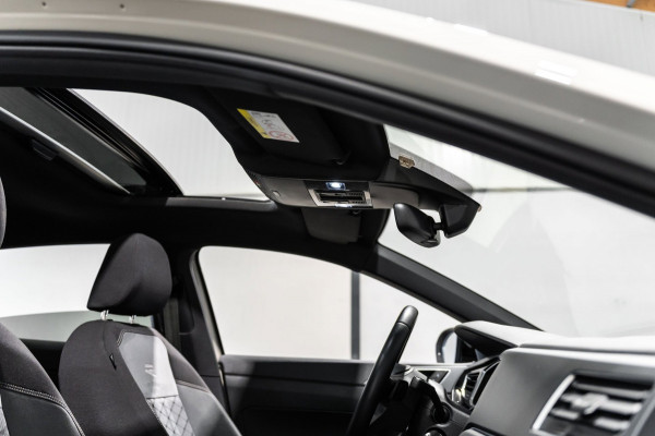 Volkswagen Taigo 1.0 TSI R-Line DSG PANO IQ BEATS