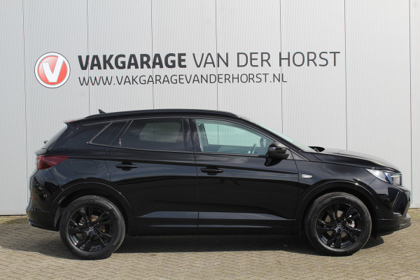 Opel Grandland 1.2-130pk Turbo GS-Line. Zeer nette, sportieve en luxe hoogzitter, slechts 49.000km ! Autm. airco dual, camera, half leder, navigatie, telefoonvoorb, Apple carplay/Android auto, lane- en side assist, cruise control, metallic lak, LM wielen etc.
