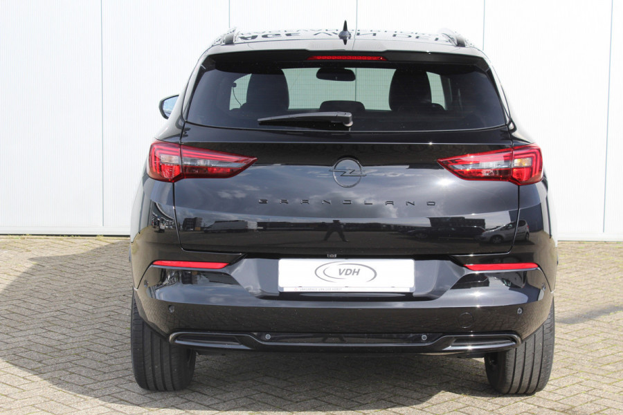 Opel Grandland 1.2-130pk Turbo GS-Line. Zeer nette, sportieve en luxe hoogzitter, slechts 49.000km ! Autm. airco dual, camera, half leder, navigatie, telefoonvoorb, Apple carplay/Android auto, lane- en side assist, cruise control, metallic lak, LM wielen etc.