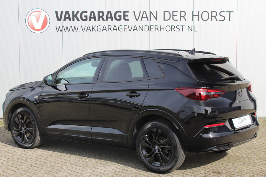 Opel Grandland 1.2-130pk Turbo GS-Line. Zeer nette, sportieve en luxe hoogzitter, slechts 49.000km ! Autm. airco dual, camera, half leder, navigatie, telefoonvoorb, Apple carplay/Android auto, lane- en side assist, cruise control, metallic lak, LM wielen etc.