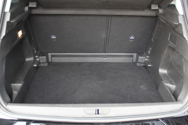 Opel Grandland 1.2-130pk Turbo GS-Line. Zeer nette, sportieve en luxe hoogzitter, slechts 49.000km ! Autm. airco dual, camera, half leder, navigatie, telefoonvoorb, Apple carplay/Android auto, lane- en side assist, cruise control, metallic lak, LM wielen etc.