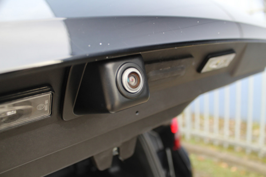 Opel Grandland 1.2-130pk Turbo GS-Line. Zeer nette, sportieve en luxe hoogzitter, slechts 49.000km ! Autm. airco dual, camera, half leder, navigatie, telefoonvoorb, Apple carplay/Android auto, lane- en side assist, cruise control, metallic lak, LM wielen etc.