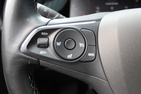 Opel Grandland 1.2-130pk Turbo GS-Line. Zeer nette, sportieve en luxe hoogzitter, slechts 49.000km ! Autm. airco dual, camera, half leder, navigatie, telefoonvoorb, Apple carplay/Android auto, lane- en side assist, cruise control, metallic lak, LM wielen etc.