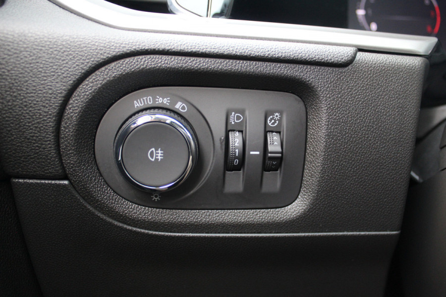 Opel Grandland 1.2-130pk Turbo GS-Line. Zeer nette, sportieve en luxe hoogzitter, slechts 49.000km ! Autm. airco dual, camera, half leder, navigatie, telefoonvoorb, Apple carplay/Android auto, lane- en side assist, cruise control, metallic lak, LM wielen etc.