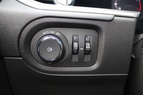 Opel Grandland 1.2-130pk Turbo GS-Line. Zeer nette, sportieve en luxe hoogzitter, slechts 49.000km ! Autm. airco dual, camera, half leder, navigatie, telefoonvoorb, Apple carplay/Android auto, lane- en side assist, cruise control, metallic lak, LM wielen etc.