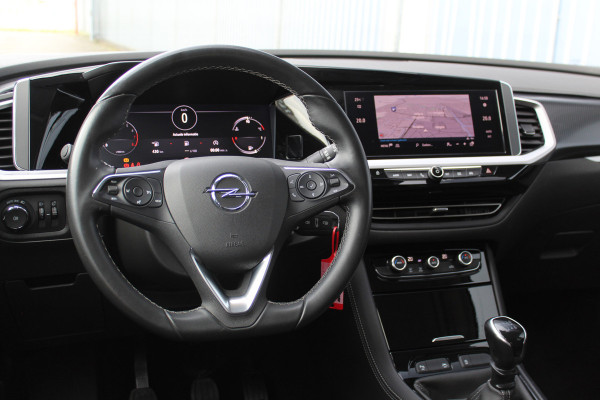 Opel Grandland 1.2-130pk Turbo GS-Line. Zeer nette, sportieve en luxe hoogzitter, slechts 49.000km ! Autm. airco dual, camera, half leder, navigatie, telefoonvoorb, Apple carplay/Android auto, lane- en side assist, cruise control, metallic lak, LM wielen etc.