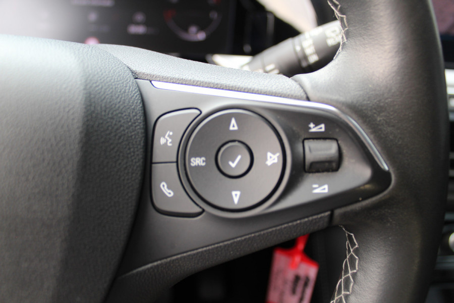 Opel Grandland 1.2-130pk Turbo GS-Line. Zeer nette, sportieve en luxe hoogzitter, slechts 49.000km ! Autm. airco dual, camera, half leder, navigatie, telefoonvoorb, Apple carplay/Android auto, lane- en side assist, cruise control, metallic lak, LM wielen etc.