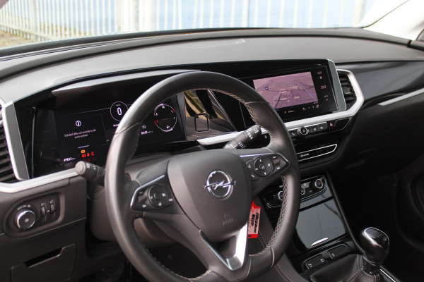 Opel Grandland 1.2-130pk Turbo GS-Line. Zeer nette, sportieve en luxe hoogzitter, slechts 49.000km ! Autm. airco dual, camera, half leder, navigatie, telefoonvoorb, Apple carplay/Android auto, lane- en side assist, cruise control, metallic lak, LM wielen etc.