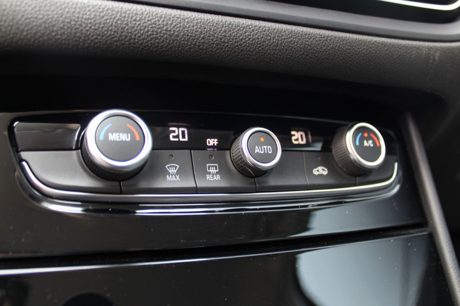 Opel Grandland 1.2-130pk Turbo GS-Line. Zeer nette, sportieve en luxe hoogzitter, slechts 49.000km ! Autm. airco dual, camera, half leder, navigatie, telefoonvoorb, Apple carplay/Android auto, lane- en side assist, cruise control, metallic lak, LM wielen etc.