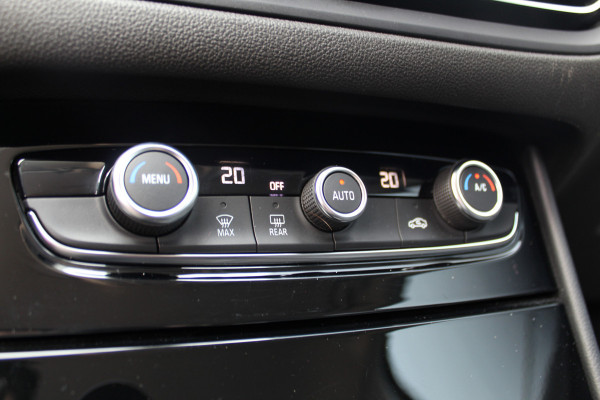 Opel Grandland 1.2-130pk Turbo GS-Line. Zeer nette, sportieve en luxe hoogzitter, slechts 49.000km ! Autm. airco dual, camera, half leder, navigatie, telefoonvoorb, Apple carplay/Android auto, lane- en side assist, cruise control, metallic lak, LM wielen etc.