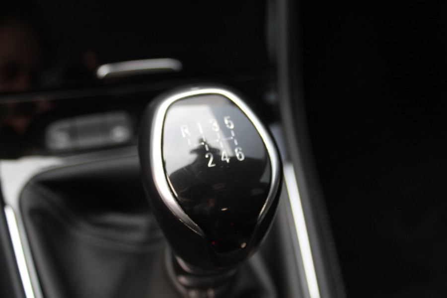 Opel Grandland 1.2-130pk Turbo GS-Line. Zeer nette, sportieve en luxe hoogzitter, slechts 49.000km ! Autm. airco dual, camera, half leder, navigatie, telefoonvoorb, Apple carplay/Android auto, lane- en side assist, cruise control, metallic lak, LM wielen etc.