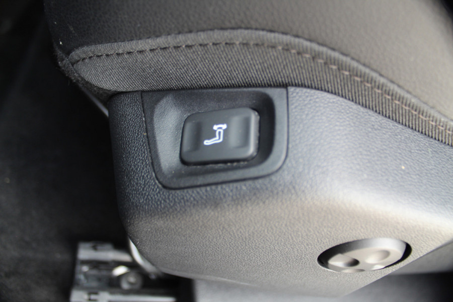 Opel Grandland 1.2-130pk Turbo GS-Line. Zeer nette, sportieve en luxe hoogzitter, slechts 49.000km ! Autm. airco dual, camera, half leder, navigatie, telefoonvoorb, Apple carplay/Android auto, lane- en side assist, cruise control, metallic lak, LM wielen etc.