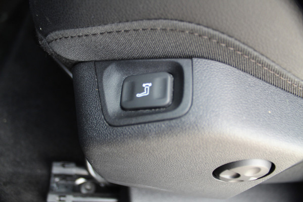 Opel Grandland 1.2-130pk Turbo GS-Line. Zeer nette, sportieve en luxe hoogzitter, slechts 49.000km ! Autm. airco dual, camera, half leder, navigatie, telefoonvoorb, Apple carplay/Android auto, lane- en side assist, cruise control, metallic lak, LM wielen etc.