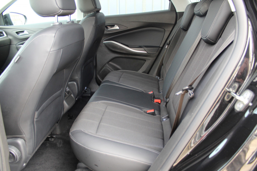 Opel Grandland 1.2-130pk Turbo GS-Line. Zeer nette, sportieve en luxe hoogzitter, slechts 49.000km ! Autm. airco dual, camera, half leder, navigatie, telefoonvoorb, Apple carplay/Android auto, lane- en side assist, cruise control, metallic lak, LM wielen etc.